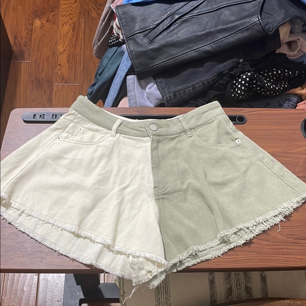 NWT Klesis Two-Tone Frayed Hem Shorts Size Medium